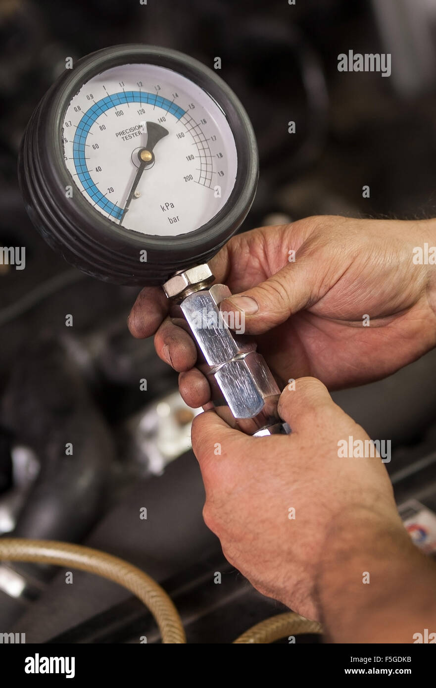 Mechaniker Hände halten einen tester Stockfoto