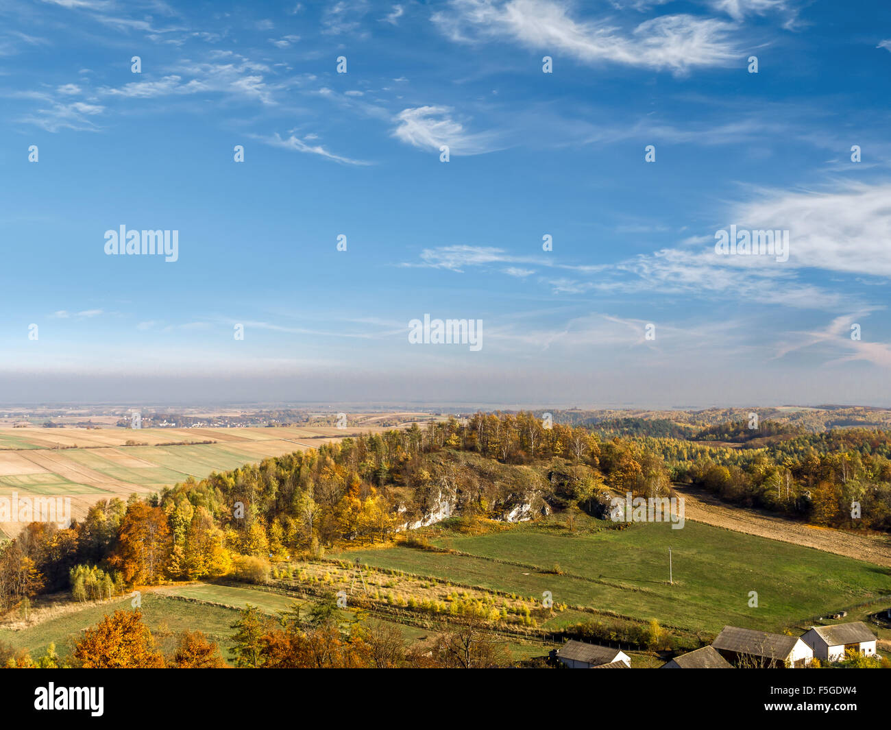Panoramablick über Krakow-Czestochowa Upland befindet sich von den Ruinen der mittelalterlichen Burg Smolen, gesehen auf der Trail of Eagles' Ne Stockfoto