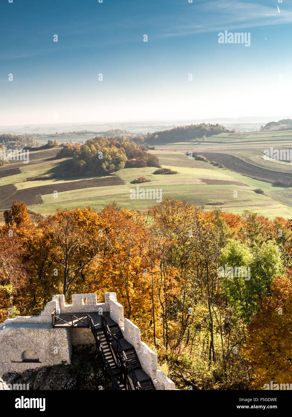 Panoramablick über Krakow-Czestochowa Upland gesehen von den Ruinen der mittelalterlichen Burg Smolen, Polen Stockfoto