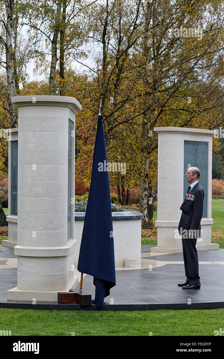 Vorstandsvorsitzender der Commonwealth War Graves Kommission (CWGC) seine königliche Hoheit der Herzog von Kent nach Enthüllung ein neues Denkmal am Brookwood Militärfriedhof. Stockfoto