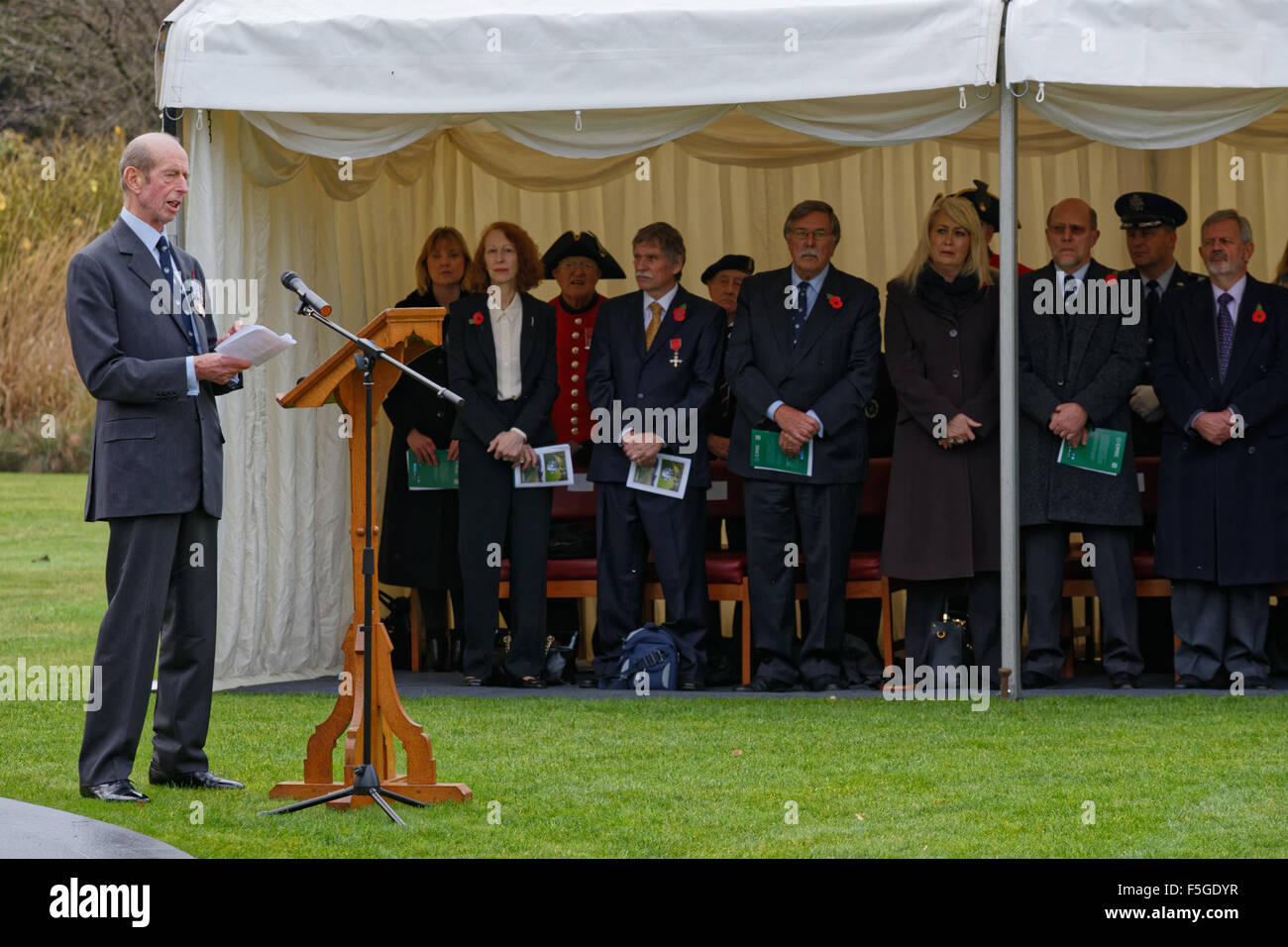 Präsident der Commonwealth War Graves Kommission (CWGC) HRH The Duke of Kent weiht ein neues Denkmal am Brookwood Militärfriedhof. Stockfoto