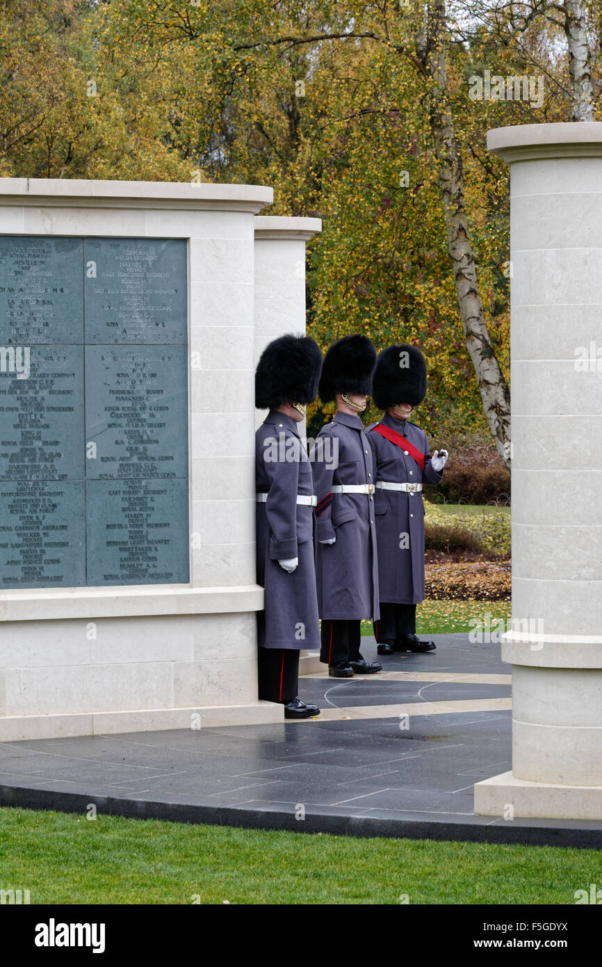 Einweihung der Gedenkstätte Brookwood 1914-18. Welsh Gardisten in Position als Wachposten am Denkmal. Stockfoto