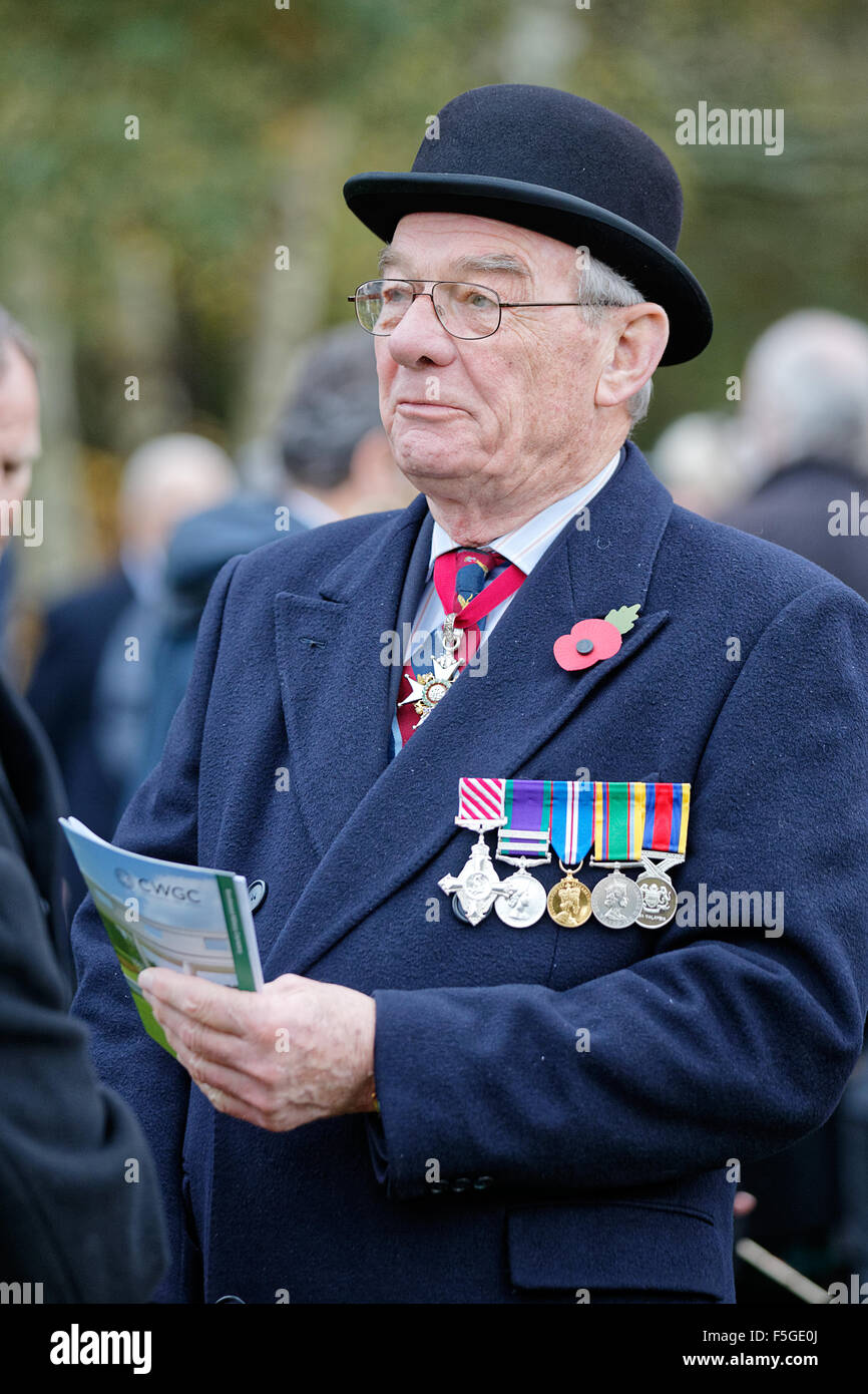 Einweihung der Gedenkstätte Brookwood 1914-18. Ein Veteran mit Medaillen halten die CWGC Broschüre besucht die Zeremonie. Stockfoto