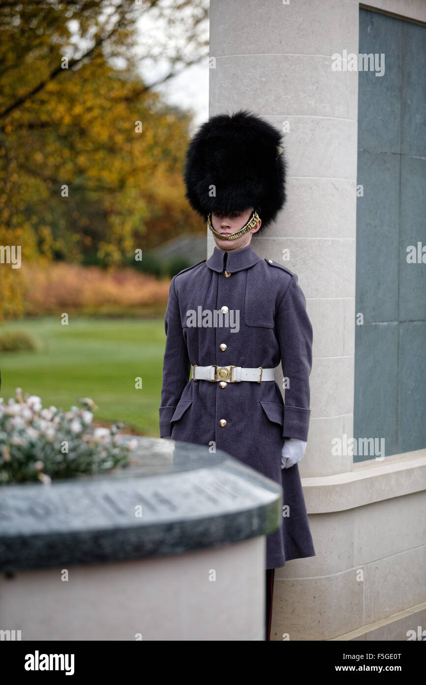 Einweihung der Gedenkstätte Brookwood 1914-18. Ein Welsh-Gardist in Position wie eine Wache in einem Denkmal-stele Stockfoto
