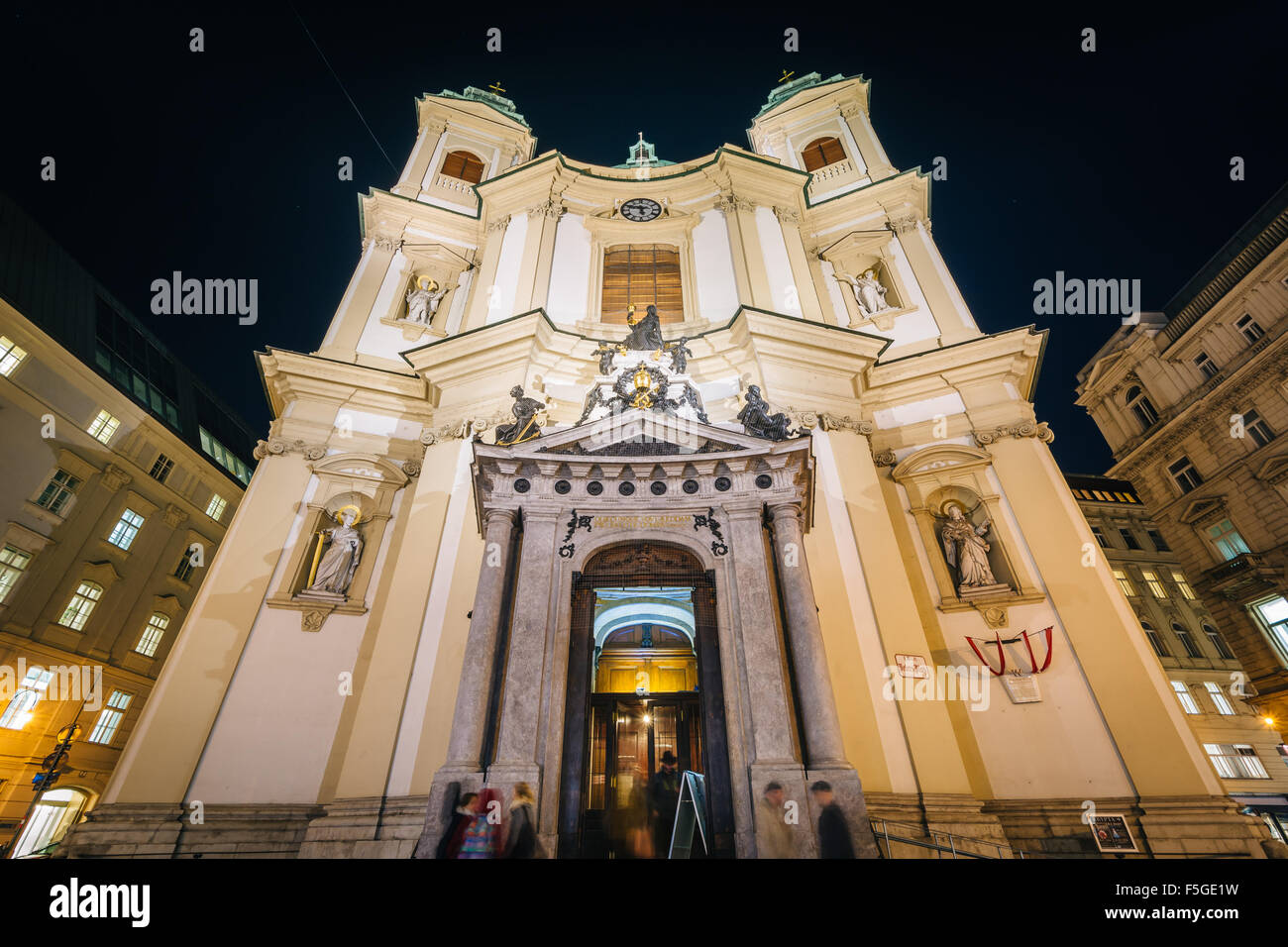 Katholische Kirche St. Peter in der Nacht, in Wien, Österreich. Stockfoto