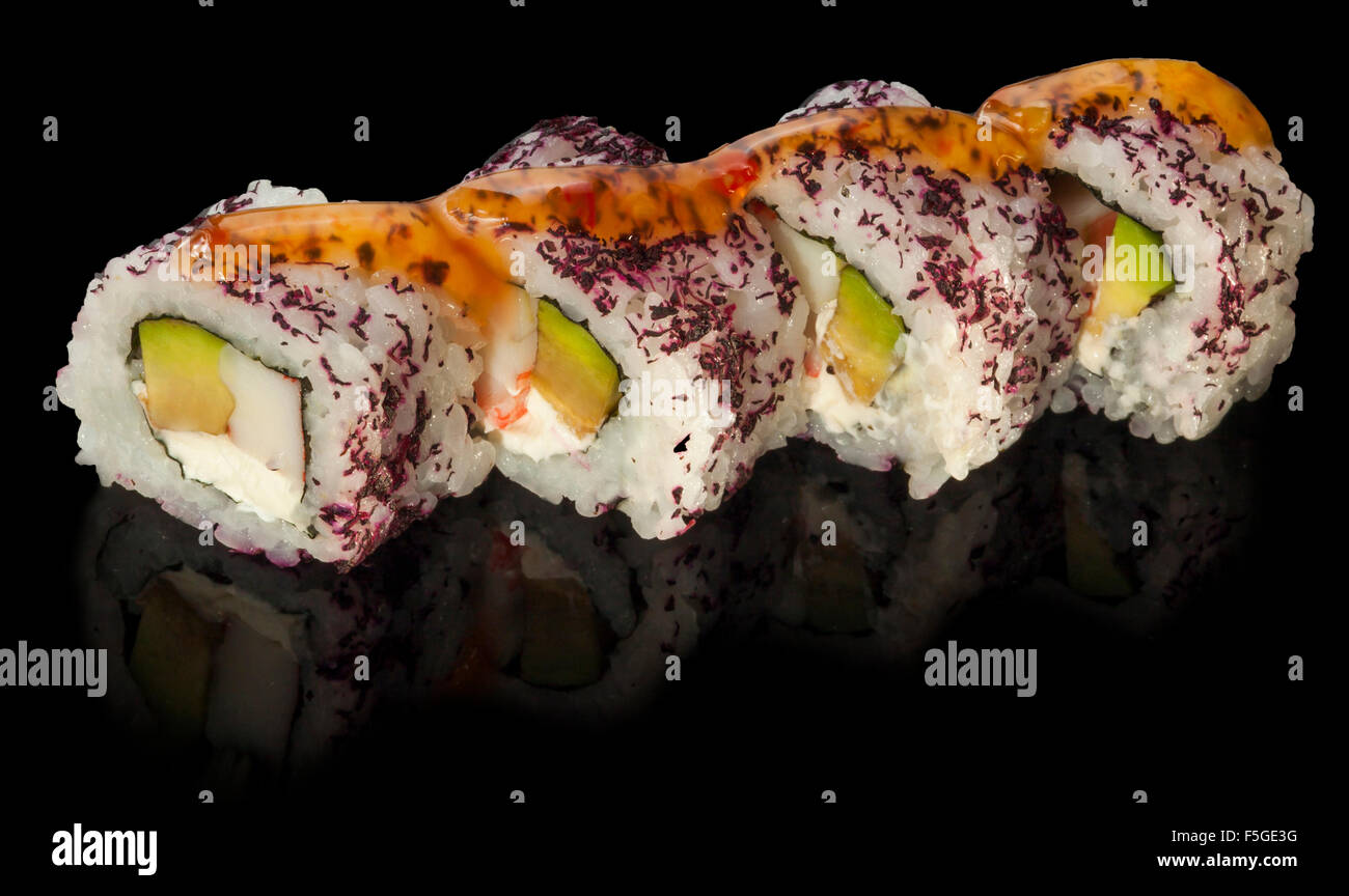 Sushi-Rolle mit Lachs, Thunfisch und Aal dekoriert auf schwarzem Hintergrund Stockfoto