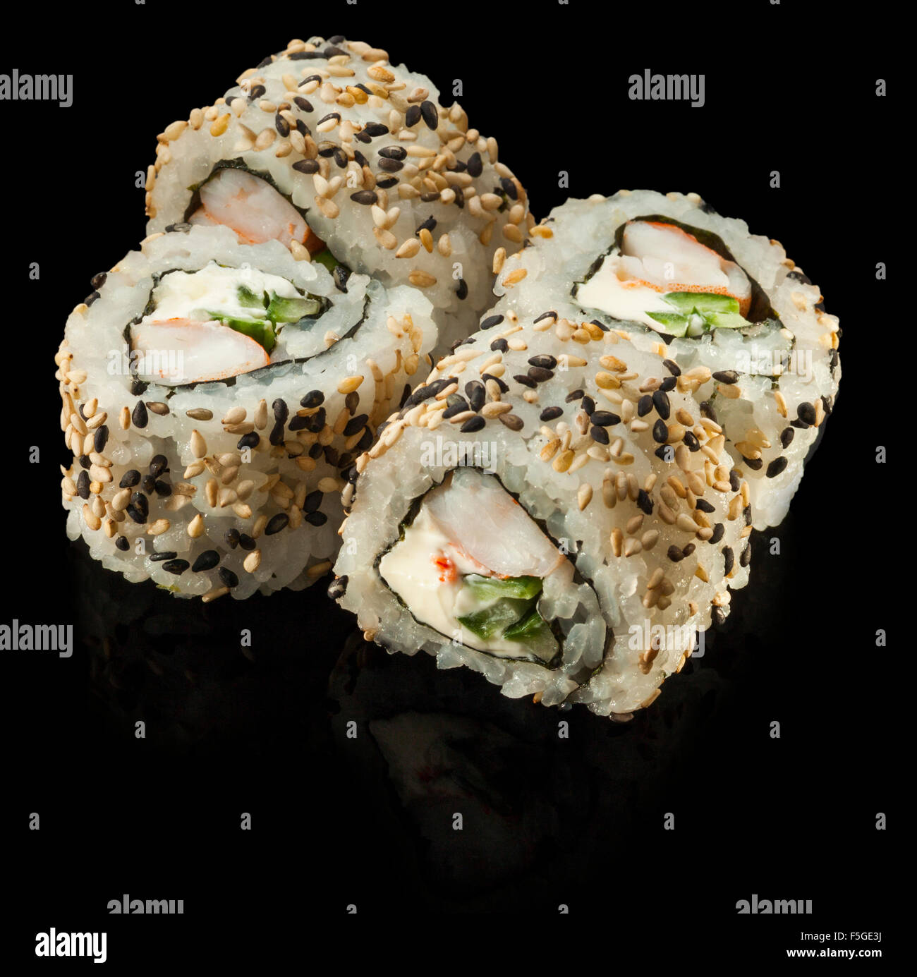 Sushi-Rolle mit Garnelen und Gurke Stockfoto