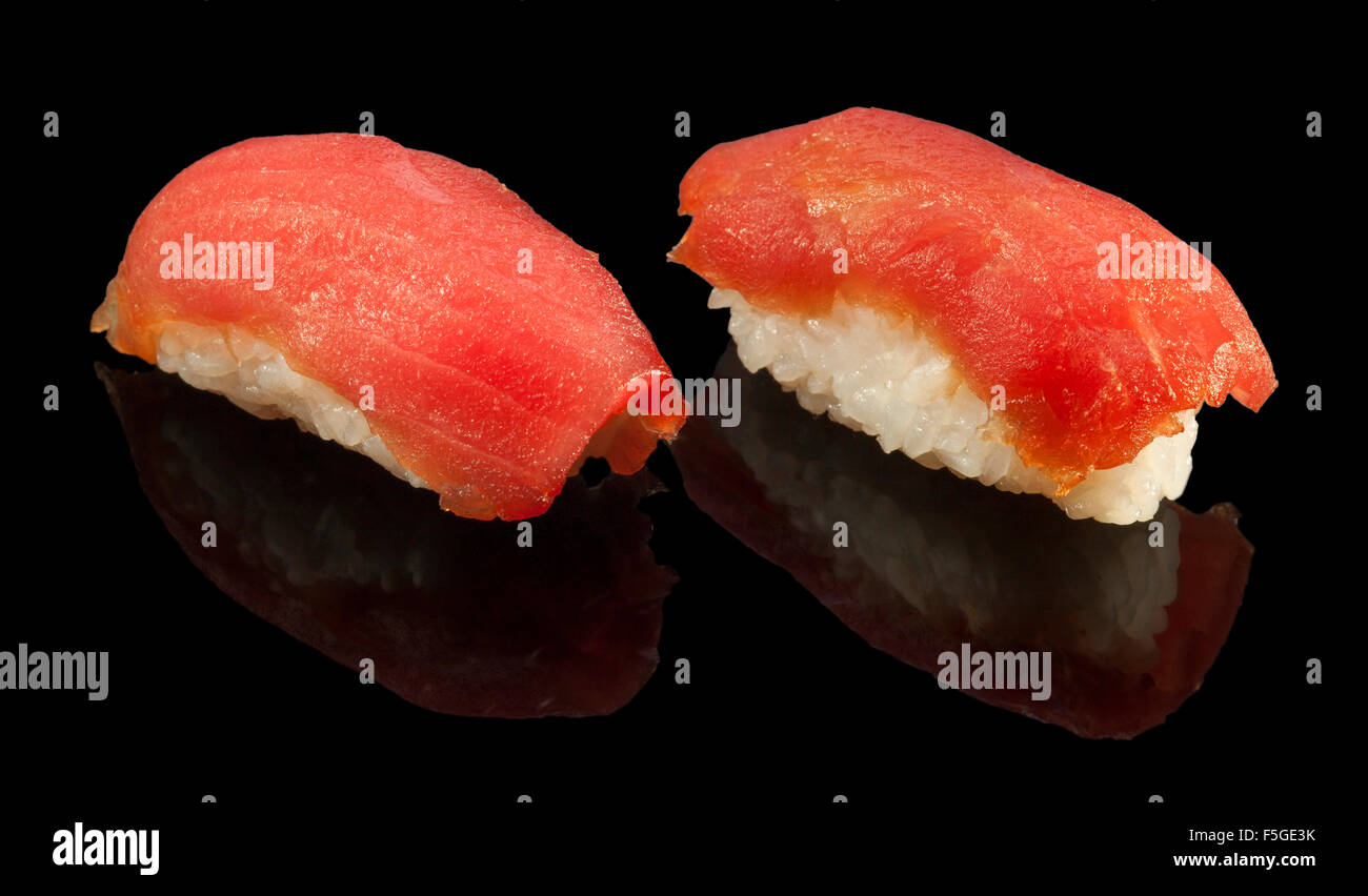 Thunfisch-Sushi über schwarze Hintergründe Stockfoto