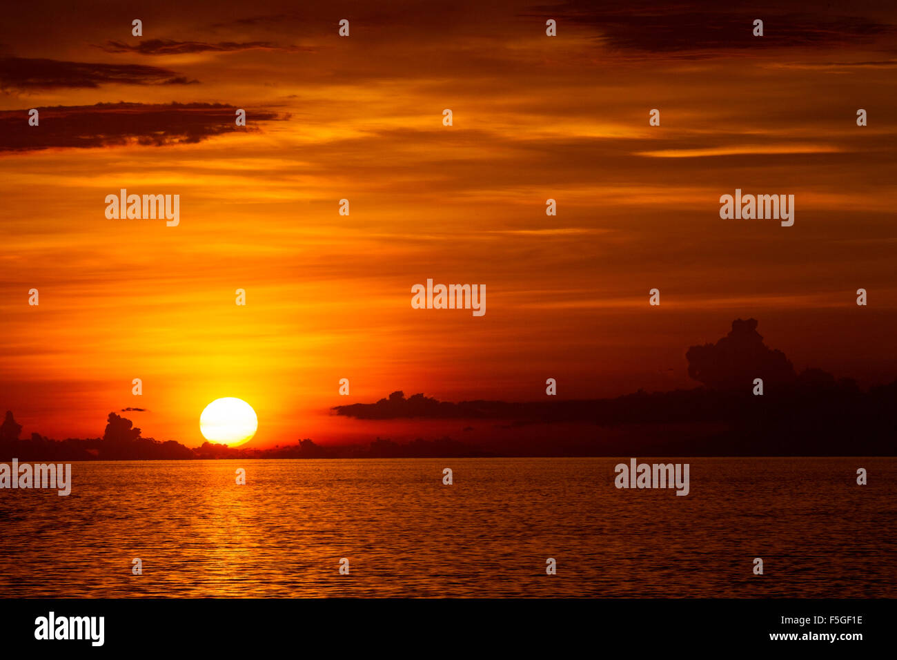 Blick auf den Sonnenuntergang über dem Ozean, Flores, Indondesia Stockfoto