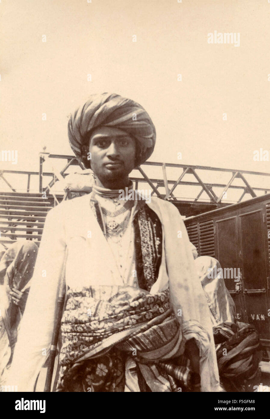 Stilvolle junger Mann mit Turban am Bahnhof, Indien Stockfoto