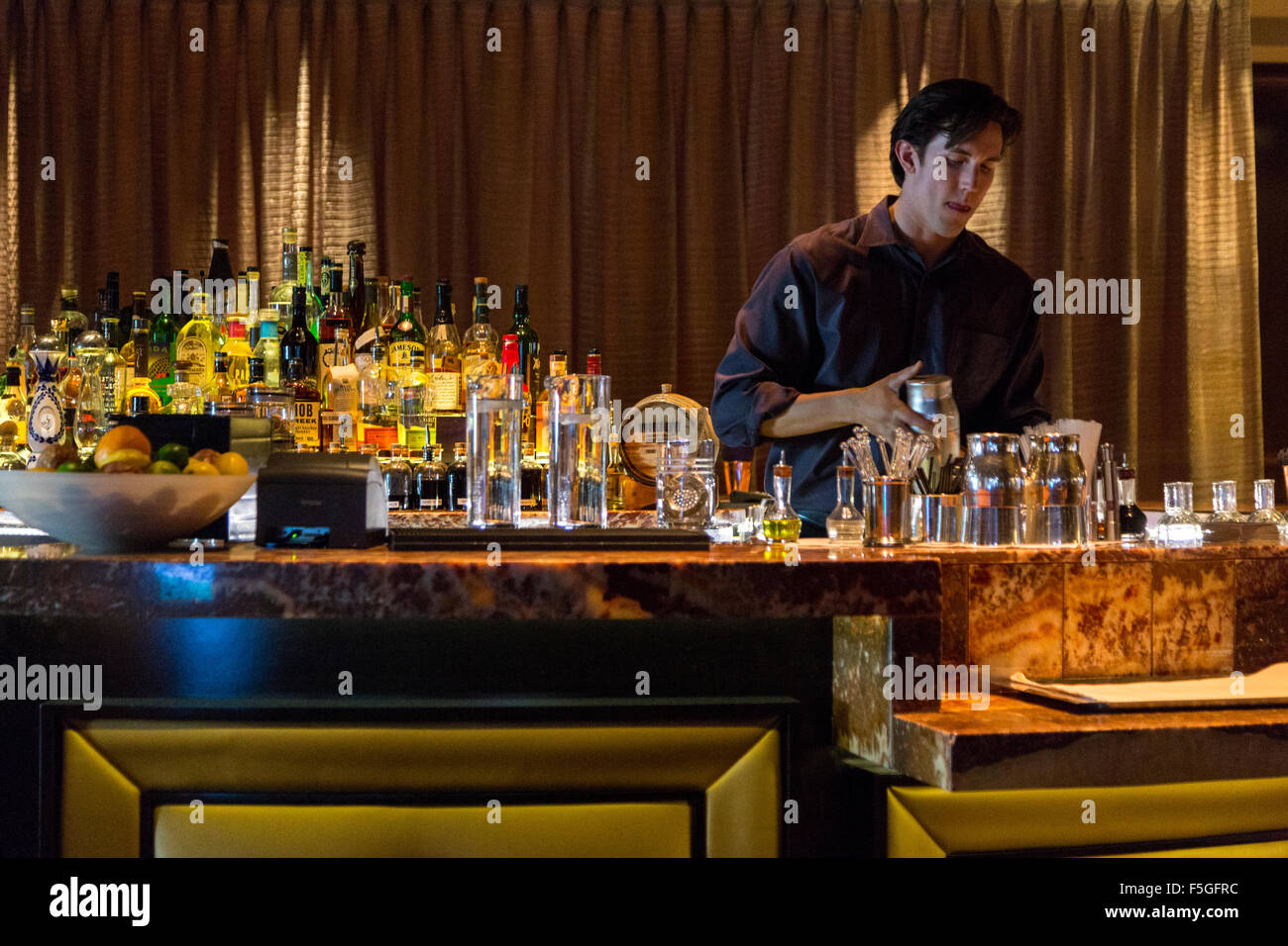 Las Vegas, Nevada.  Barkeeper mixen trinken, die Linq-Hotel. Stockfoto