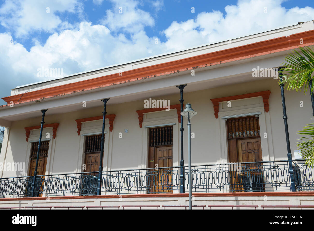 Haus im Zentrum der Stadt in Coamo, Puerto Rico. Karibik-Insel. Territorium der USA. Stockfoto