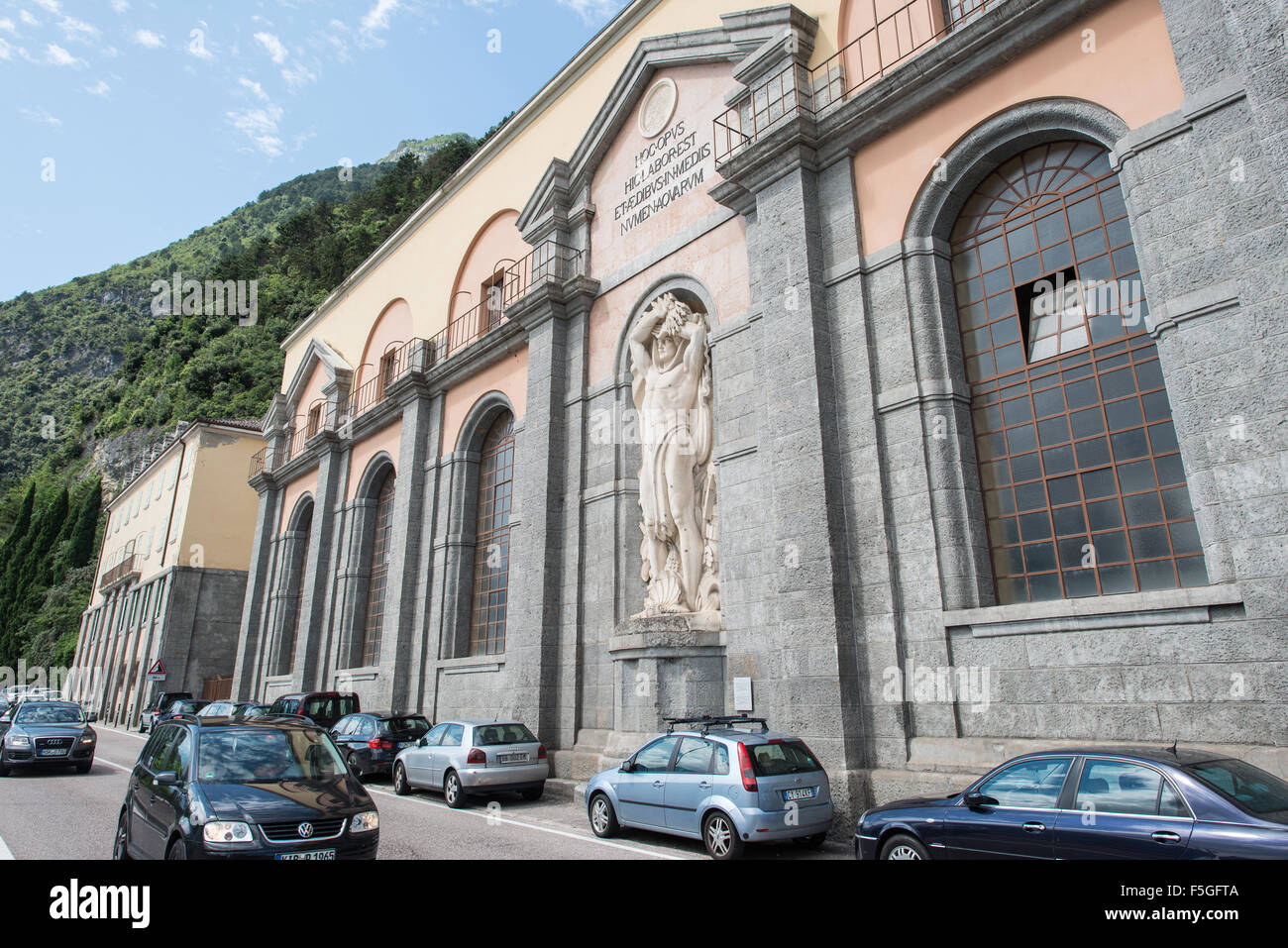 Riva del Garda, Italien, Elektrizitätsgesellschaft von Riva del Garda mit der monumentalen Skulptur der Genius des Wassers Stockfoto