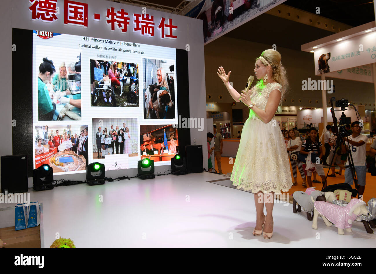 Shanghai, China. 28. August 2015. Dpa-exklusiv - Maja Synke Prinzessin von Hohenzollern präsentiert ihre Kollektion des Designes für Haustiere auf der "Pet Fair Asia" in Shanghai, China, 28. August 2015. Die Prinzessin von Hohenzollern präsentiert ihre gestaltete Kollektion für Hunde, Katzen und Kleintiere für Haustier Fasion Label Trixie auf der "Pet Fair Asia" während ihres Besuches in der Metropolregion von Shanghai im Osten Chinas. Foto: Jens Kalaene/Dpa/Alamy Live News Stockfoto