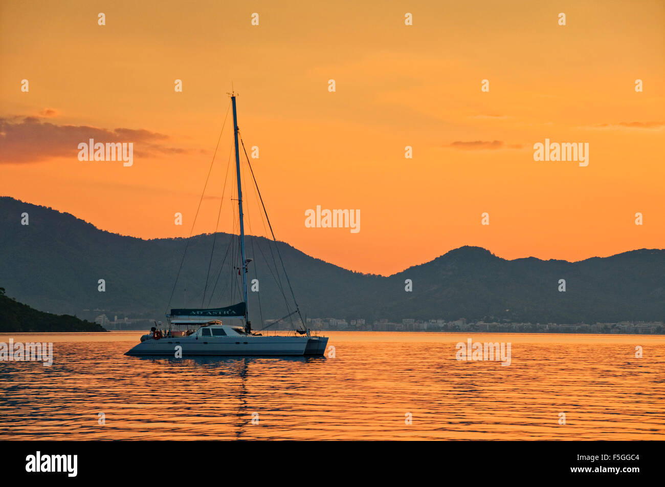 Katamaran verankert off-Shore-bei Sonnenuntergang Stockfoto