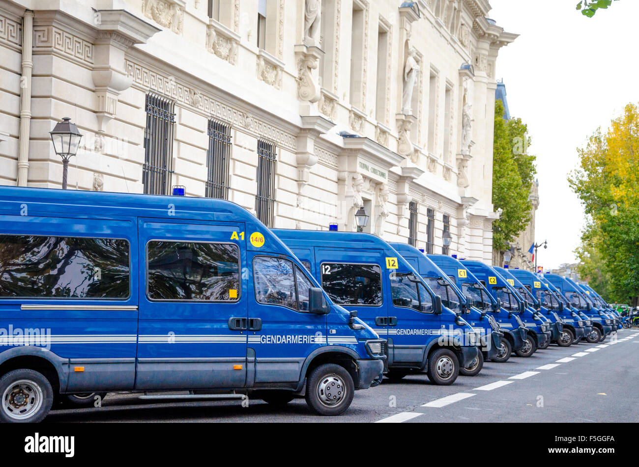 Französische Gendarmerie Polizeiwagen parkten in der nationalen Polizei-Büro Stockfoto