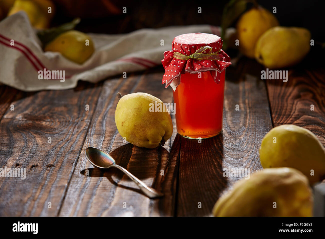 Quittengelee und Früchte auf Holztisch Stockfoto