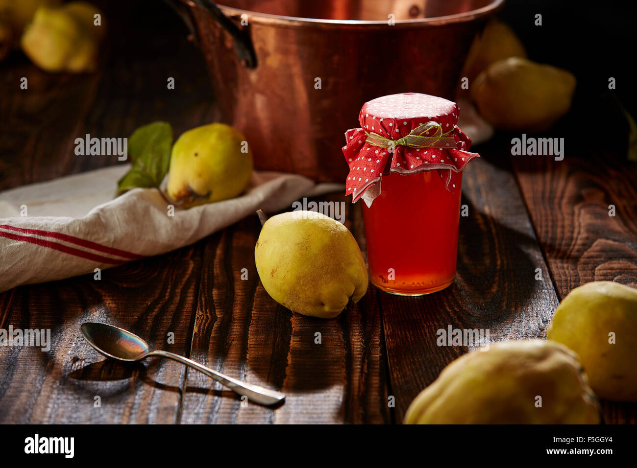 Quittengelee und Früchte auf Holztisch Stockfoto