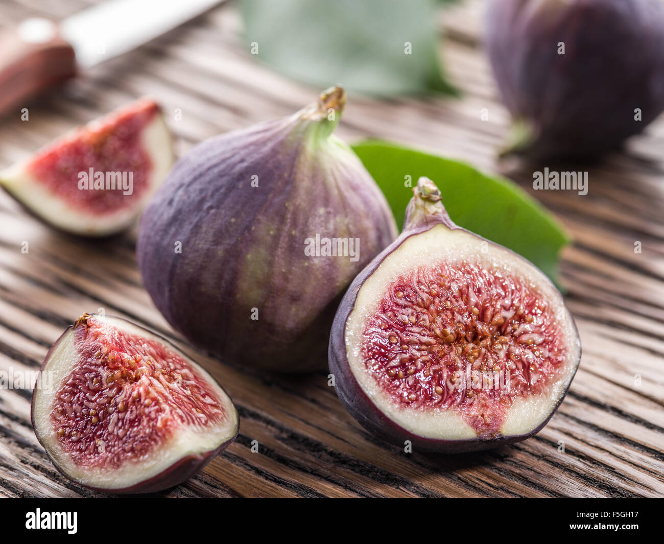 Reife Feigen Früchte auf dem Holztisch. Stockfoto