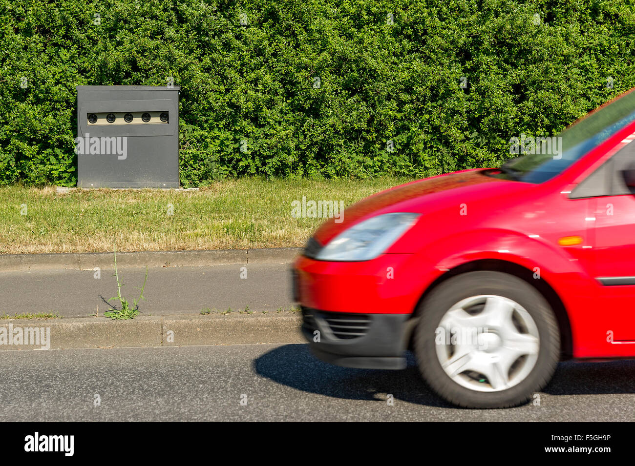 Pkw im Messbereich des Sensors für Verkehr Geschwindigkeitsmessung, Hessen, Deutschland Stockfoto