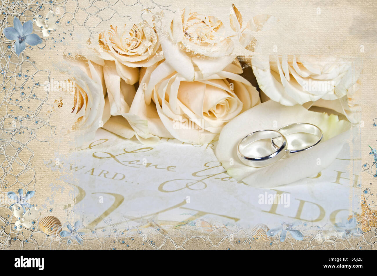 Silberne Hochzeit Ring auf weißen Rosenblüte mit Muschel und nautischen Netto Grenze im eleganten Maskenrahmen. Stockfoto