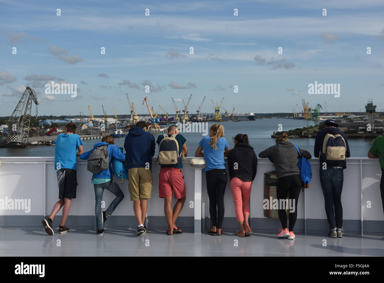 Memel, Litauen, Menschen auf dem Deck an der Hafeneinfahrt Stockfoto