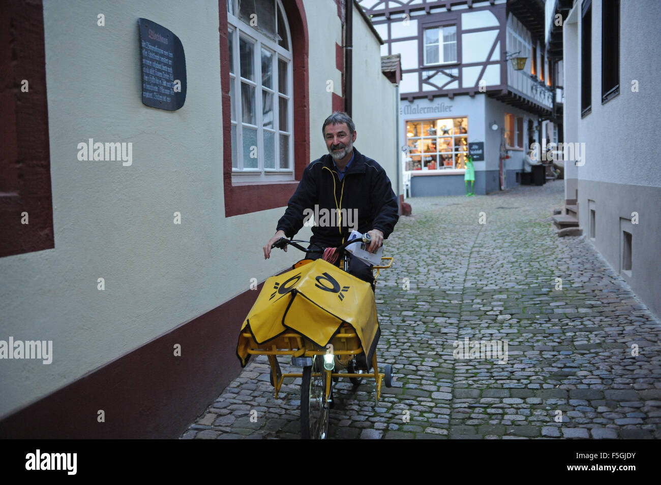 Gengenbach, Deutschland, Heiner Müller Brieftraeger auf seiner tour Stockfoto