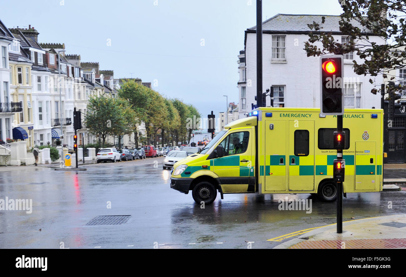 Ein Krankenwagen der NHS South East Coast Ambulance Service, der durch Brighton UK fährt Stockfoto