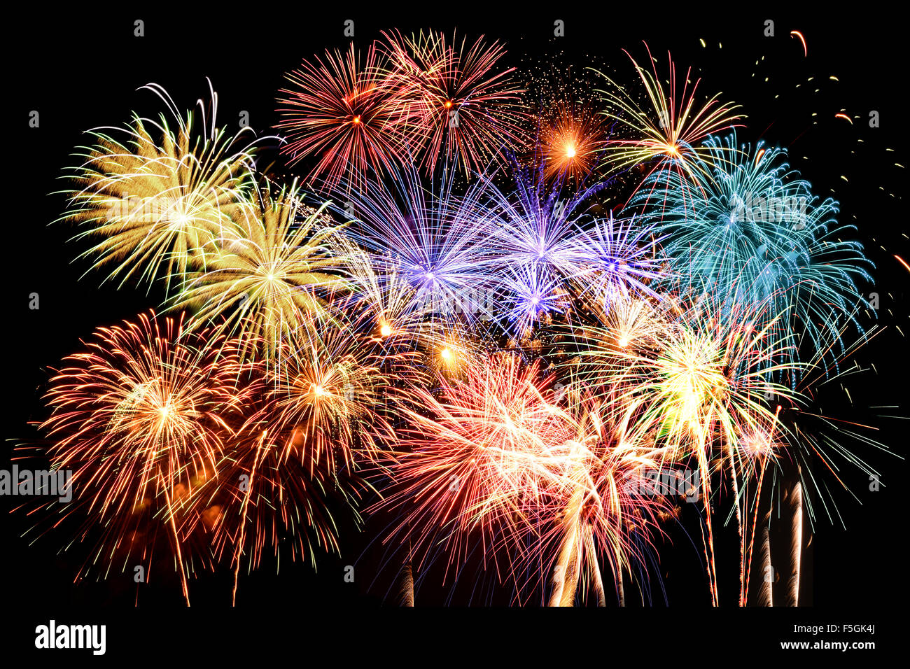 Großes Finale mit Feuerwerk in verschiedenen Farben vor einem dunklen Hintergrund Stockfoto