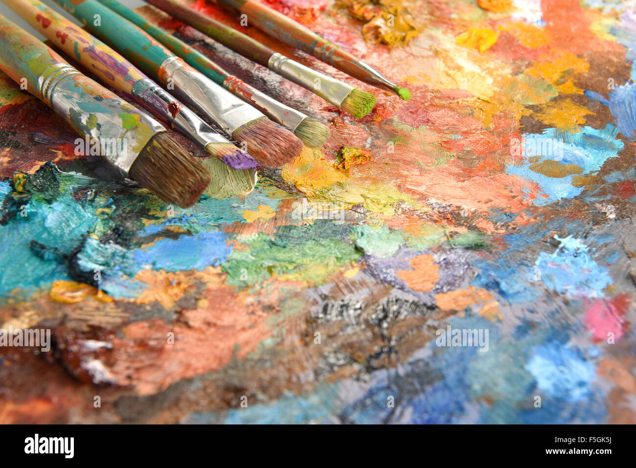 Künstler-Pinsel über Palette mit Ölfarben Stockfoto