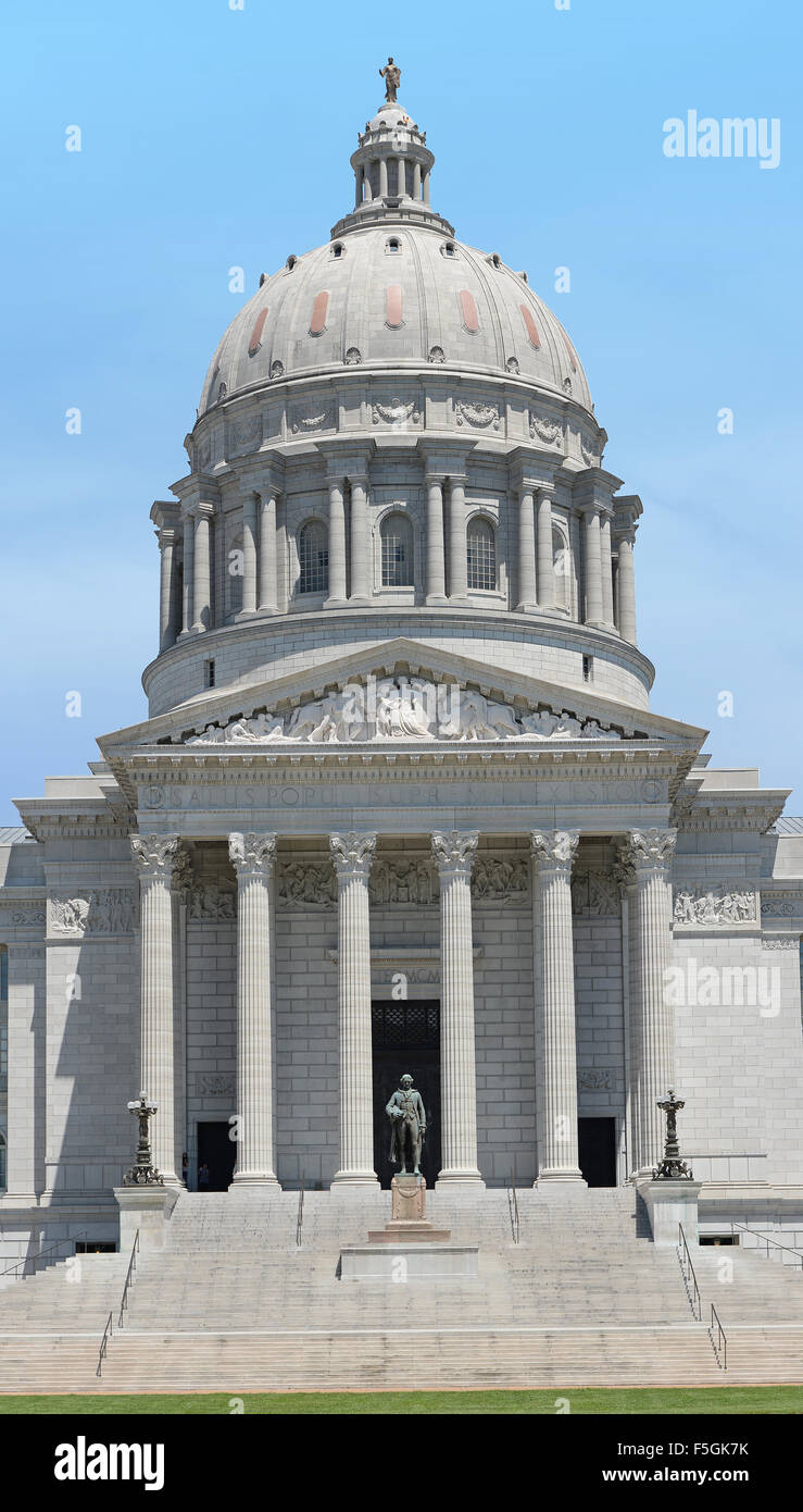 Vorderseite des Missouri State Capitol Gebäude in Jefferson City, Missouri - genäht aus 2 Bildern Stockfoto