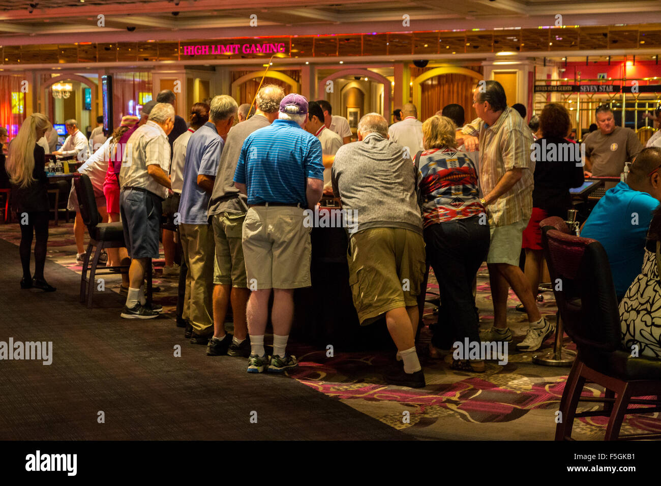 Las Vegas, Nevada.  Flamingo Casino.  Gönner an Spieltischen. Stockfoto