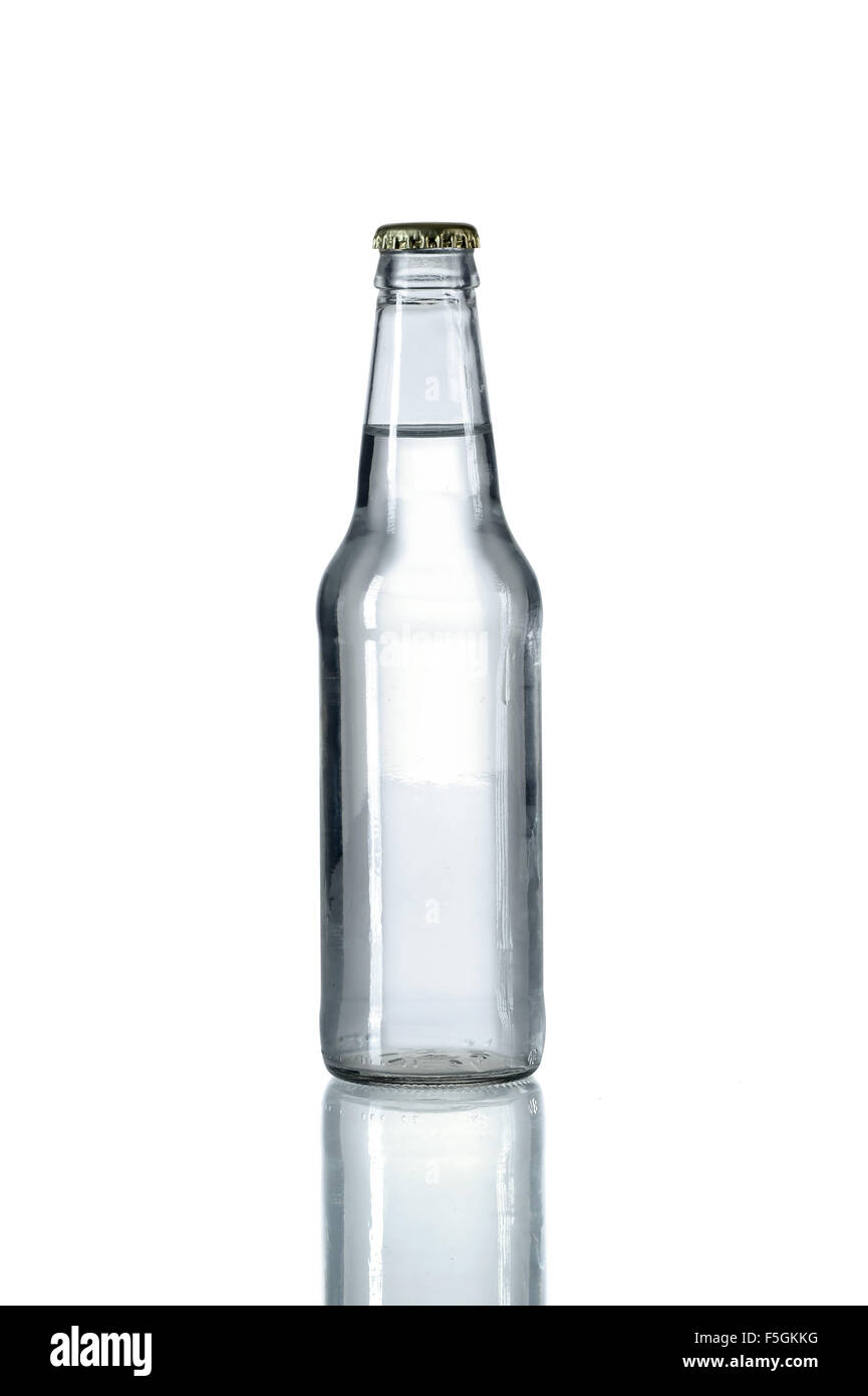 Glas Mineralwasser auf reflektierenden Tisch isoliert auf weißem Hintergrund - mit Beschneidungspfad auf Flasche Stockfoto