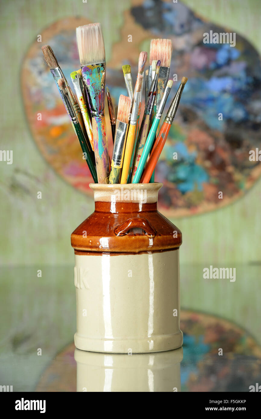 Palette des Künstlers auf reflektierenden Tisch mit Palette im Hintergrund Stockfoto
