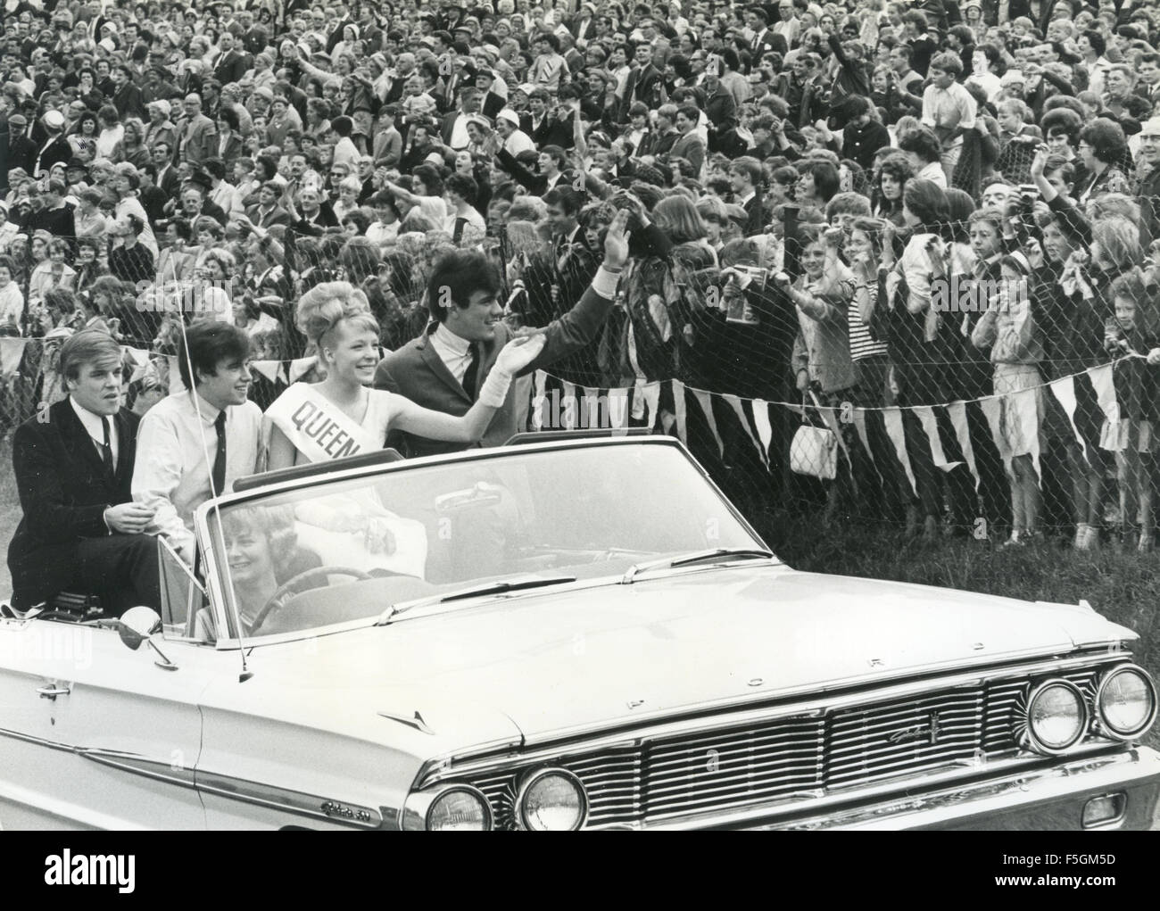 DIE englische Popgruppe DAVE CLARK FIVE in Roundhay Park, Leeds im Juni 1964 mit dem Gewinner eines lokalen Schönheitswettbewerbs. Foto: Tony Galew Stockfoto