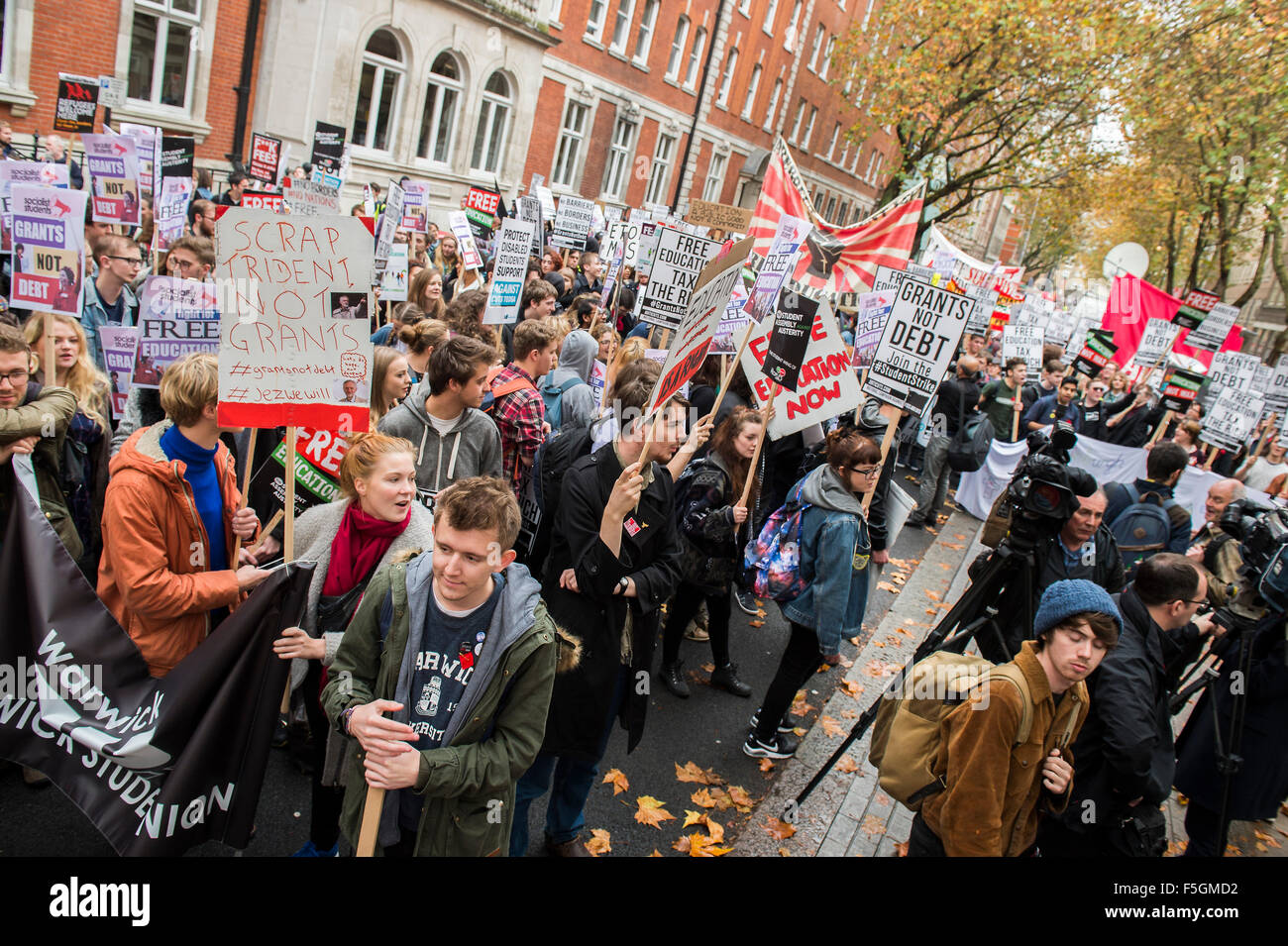 London, UK. 4. November 2015. Eine Studenten-Demonstration gegen Gebühren und viele andere Fragen beginnt in Malet Street und Köpfe für Westminster über das West End. Bildnachweis: Guy Bell/Alamy Live-Nachrichten Stockfoto