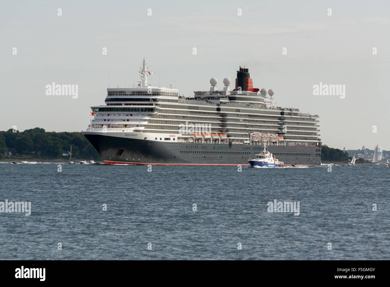 Kiel, Deutschland, Kreuzfahrt Schiff Queen Elizabeth beim Auslaufen aus der Kieler Förde Stockfoto