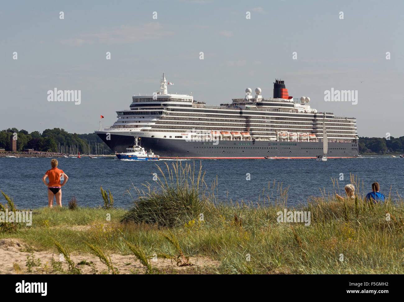 Kiel, Deutschland, Kreuzfahrt Schiff Queen Elizabeth beim Auslaufen aus der Kieler Förde Stockfoto
