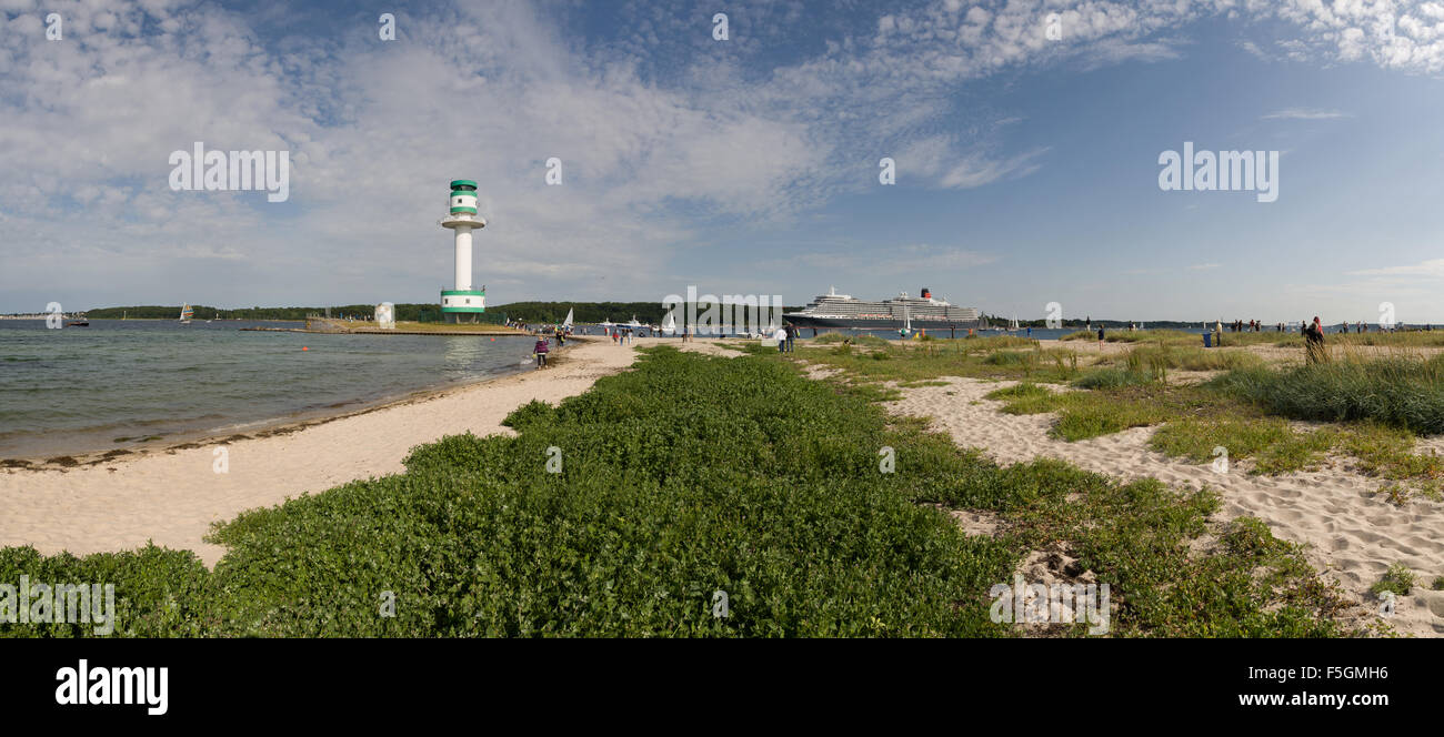 Kiel, Deutschland, Kreuzfahrt Schiff Queen Elizabeth beim Auslaufen aus der Kieler Förde Stockfoto