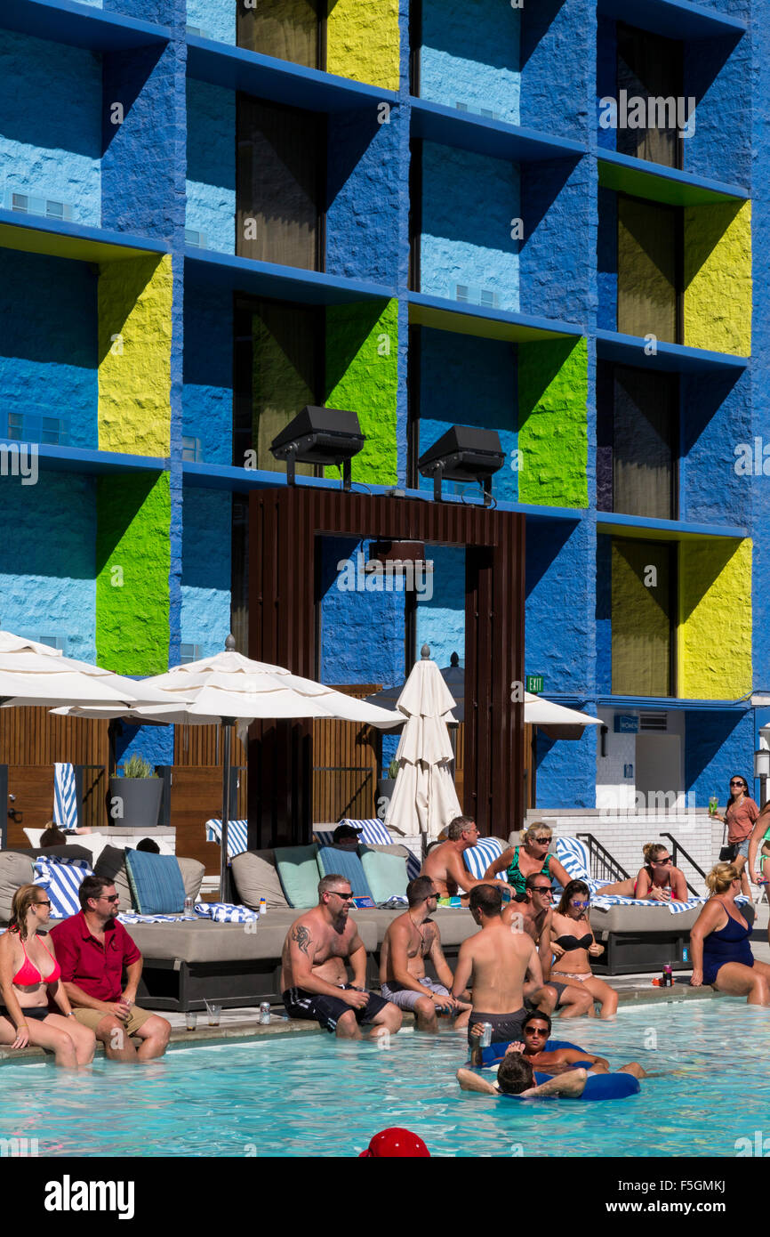 Las Vegas, Nevada.  Millennials entspannen am Pool, die Linq-Hotel. Stockfoto