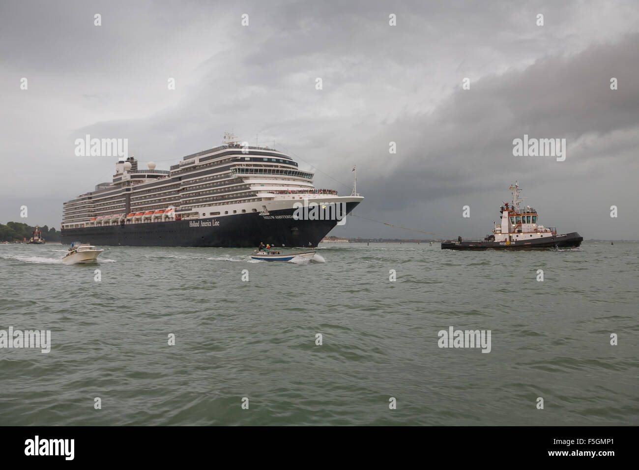 Venedig, Italien, der MS Nieuw Amsterdam wird an die Klemme abgeschleppt werden Stockfoto