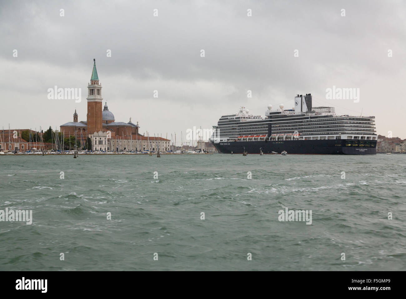 Venedig, Italien, der MS Nieuw Amsterdam wird an die Klemme abgeschleppt werden Stockfoto