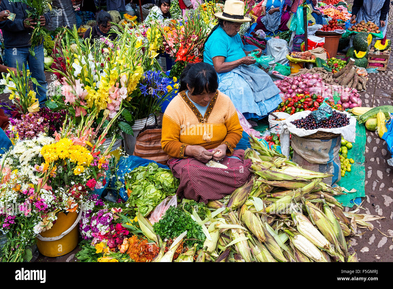 Pisac, Peru - Dezember 2013: Einheimische auf einem Markt in der Stadt von Pisac, im Heiligen Tal. Stockfoto