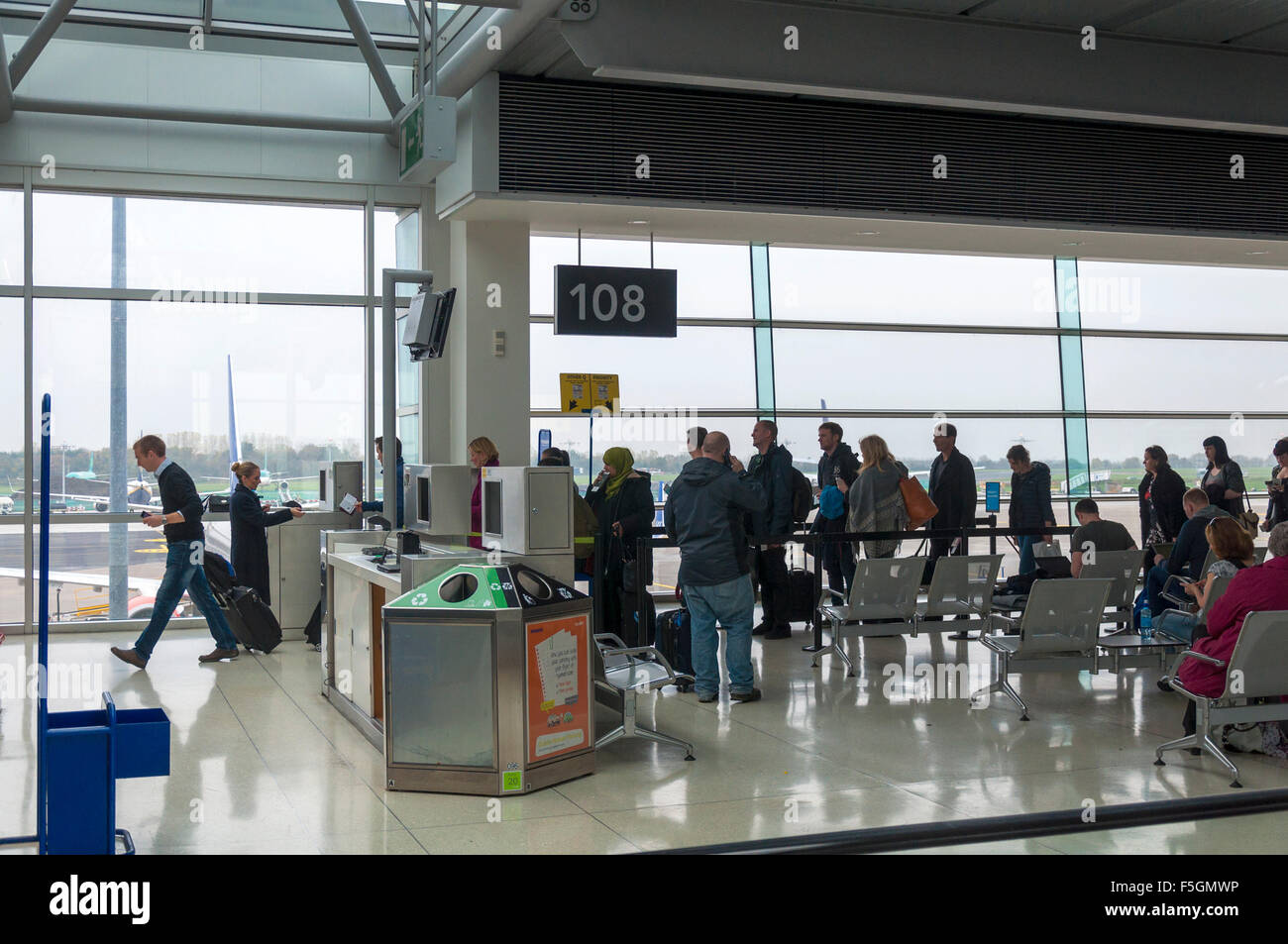 Passagiere zeigen Bordkarten und Pässe am Abflug-Gate am Dublin Airport terminal 1 Stockfoto