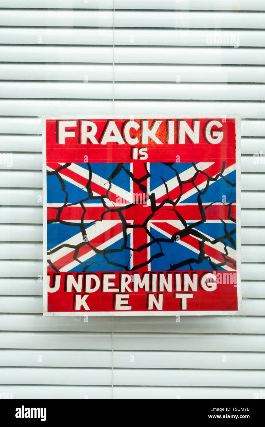 Ein Anti-Fracking-Zeichen in einem Ramsgate Fenster liest, dass Fracking untergraben Kent ist. Stockfoto
