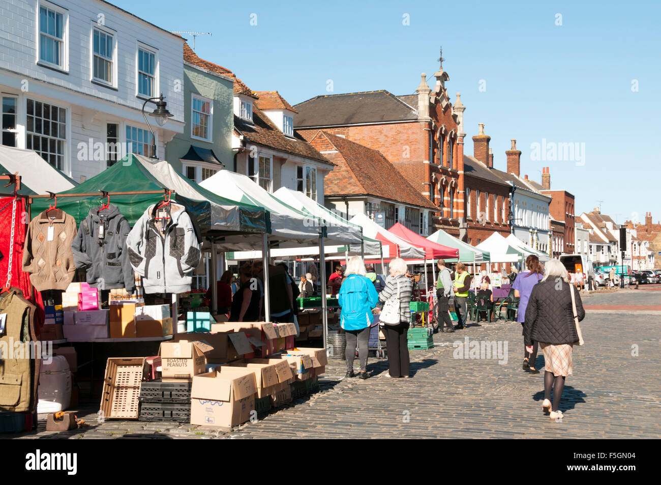 A-Straßenmarkt in Court Street, Faversham, Kent. Stockfoto