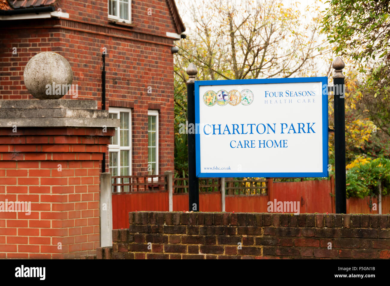 Melden Sie sich am Eingang zum Charlton Park Pflegeheim laufen durch vier Jahreszeiten Health Care. Stockfoto