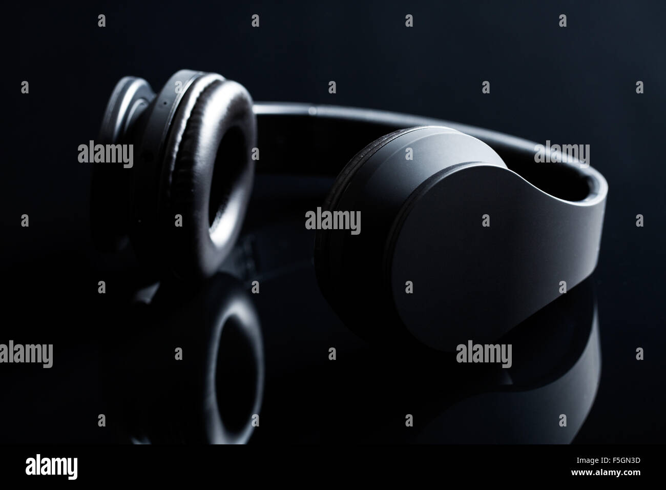Kabellose Kopfhörer auf schwarzem Hintergrund Stockfoto