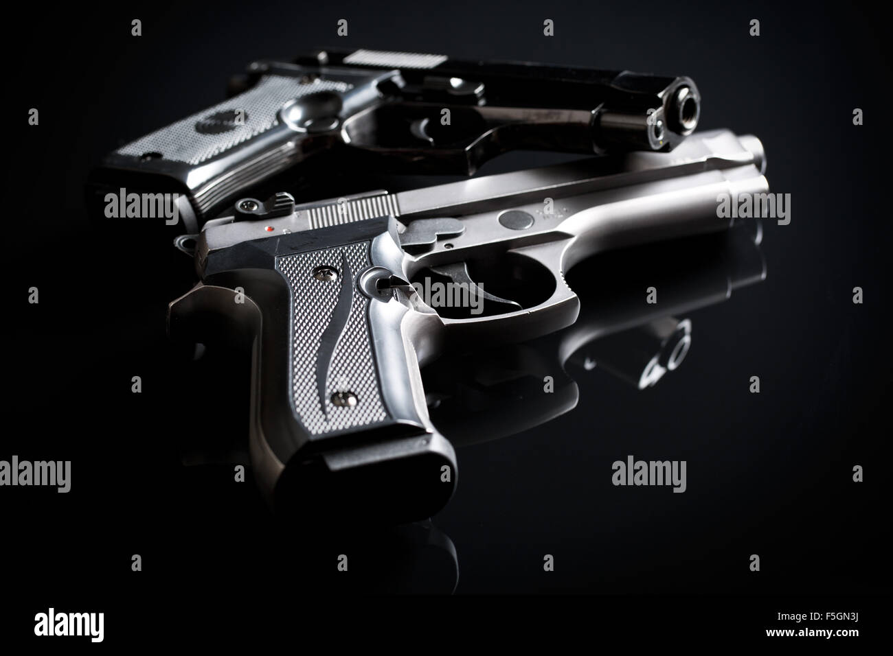 zwei Pistolen auf schwarzem Hintergrund Stockfoto