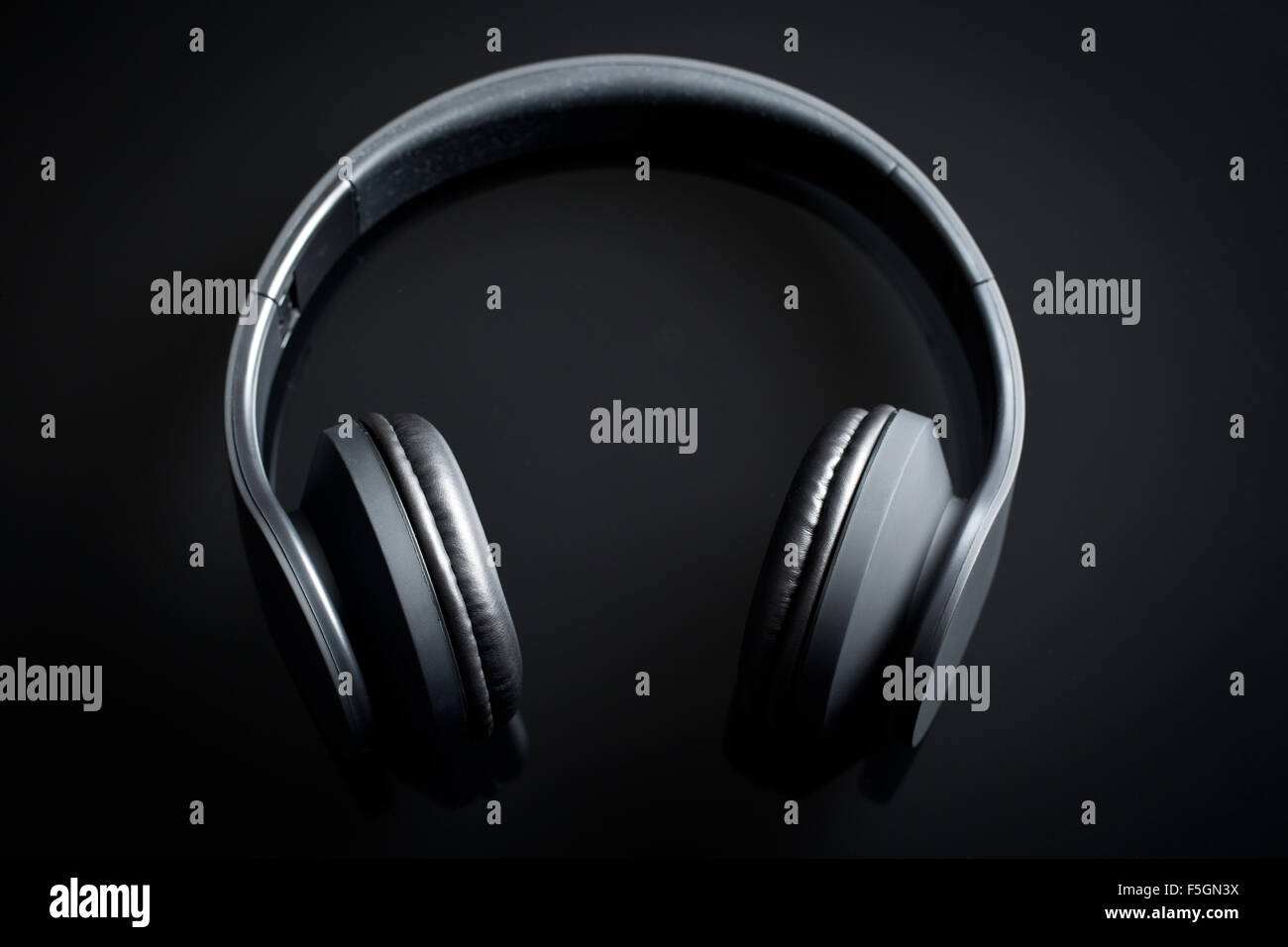 Kabellose Kopfhörer auf schwarzem Hintergrund Stockfoto